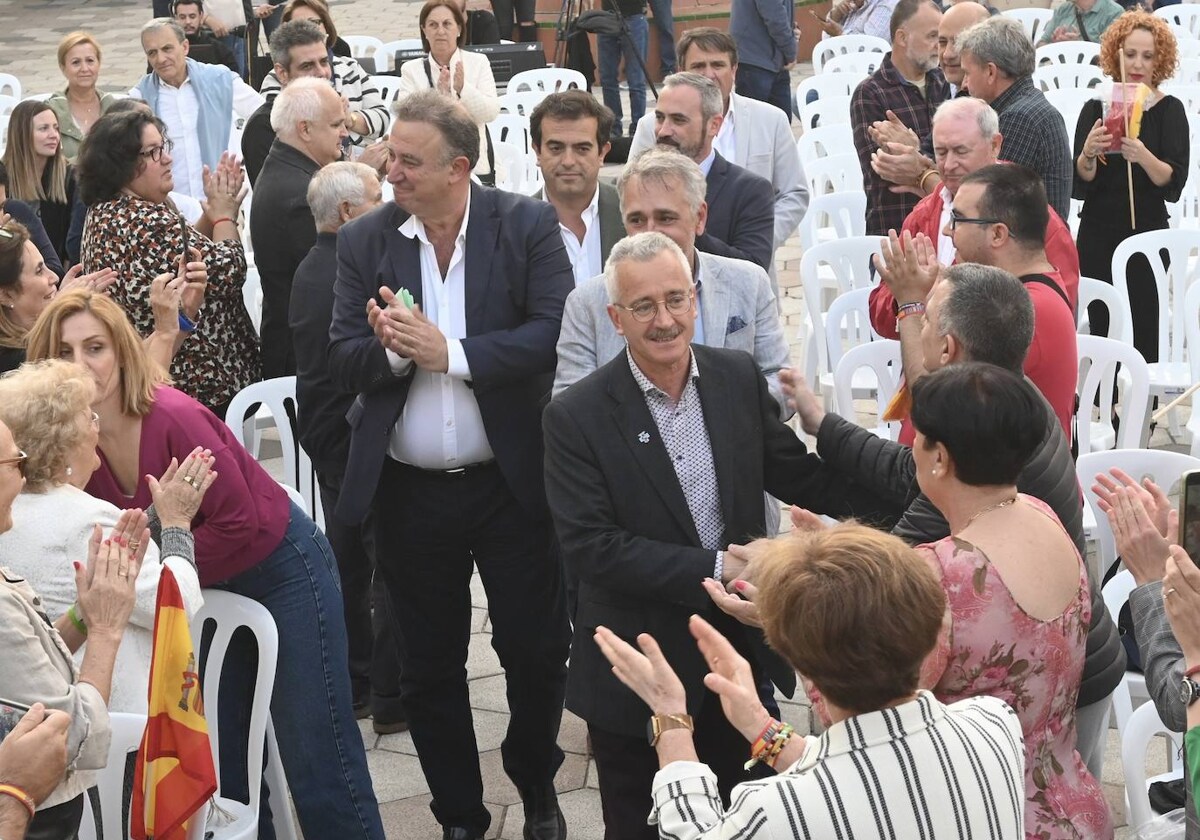 José Antonio Ortega Lara, fundador de Vox, y el candidato a la Alcaldía de Estepona, Manuel Aguilar, a su llegada al acto de campaña.