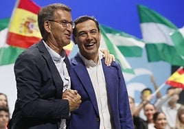Alberto Núñez Feijóo y Juanma Moreno, en el mitin de Sevilla.