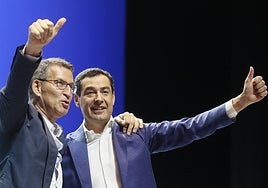 Núñez Feijóo y Juanma Moreno saludan a los asistentes al mitin.