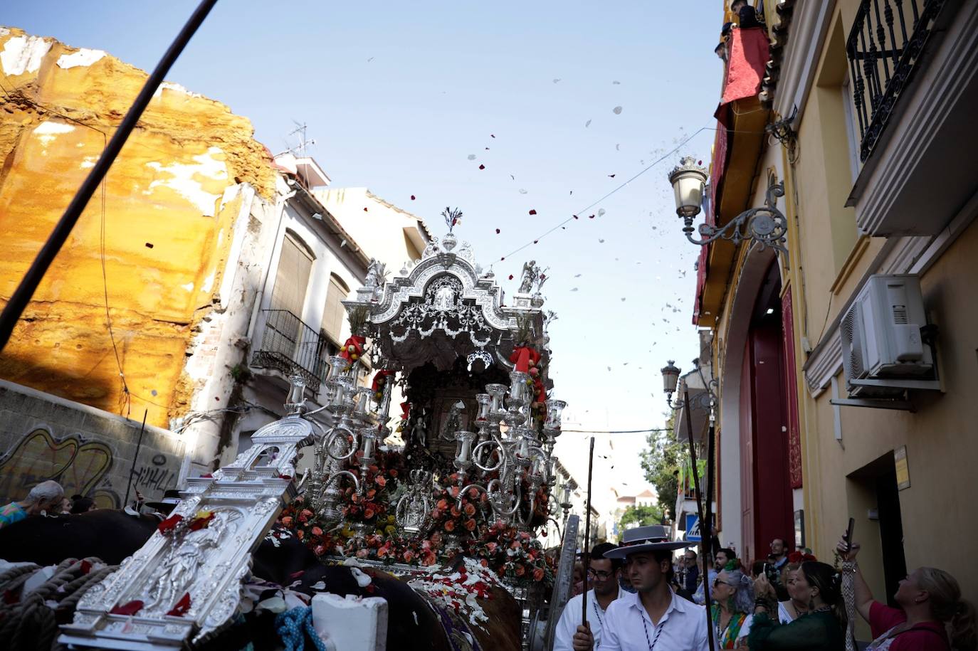 La Real Hermandad de Málaga camina hacia el Rocío