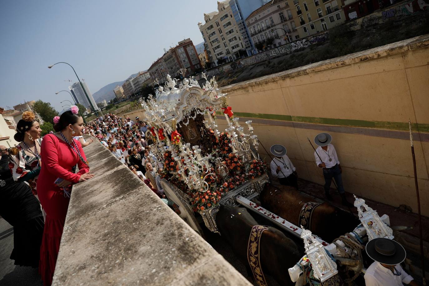 La Real Hermandad de Málaga camina hacia el Rocío