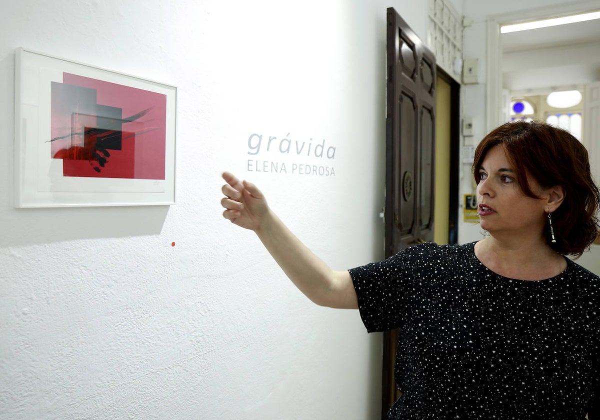 La artista Elena Pedrosa, durante el recorrido con SUR por su exposición en Gravura.