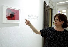 La artista Elena Pedrosa, durante el recorrido con SUR por su exposición en Gravura.