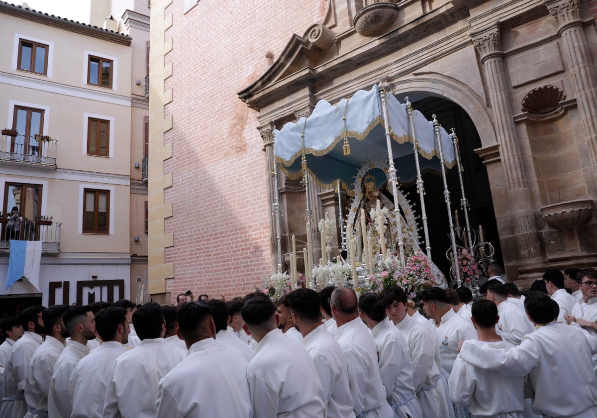La Virgen de Araceli estrena palio en su segunda procesión anual por el Centro de Málaga
