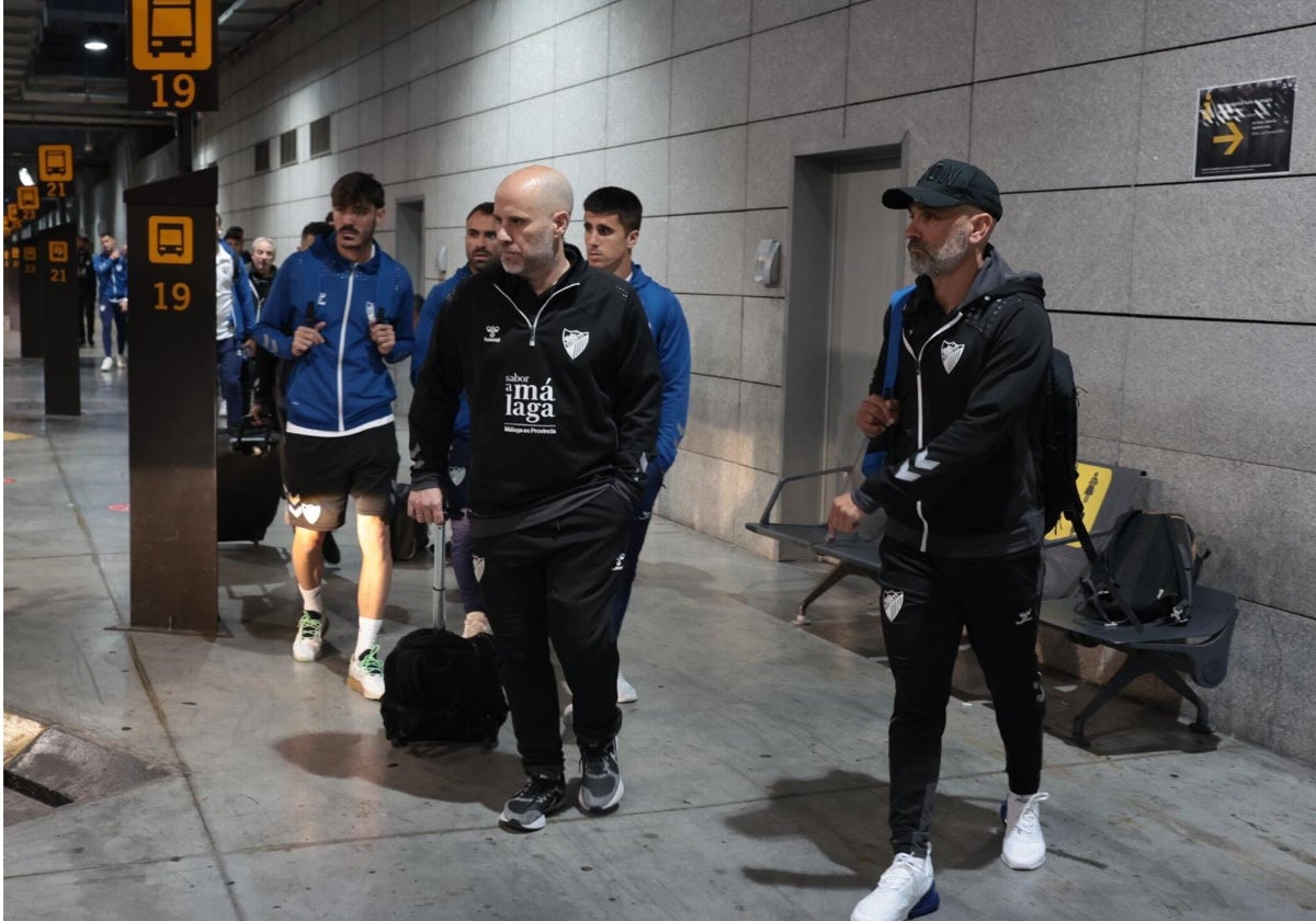 Los jugadores malaguistas y asistentes técnicos regresan al Aeropuerto de Málaga este domingo por la mañana.