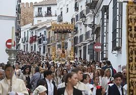 La imagen procesiona bajo palio desde el barrio de San Juan y pasa por el centro de la ciudad