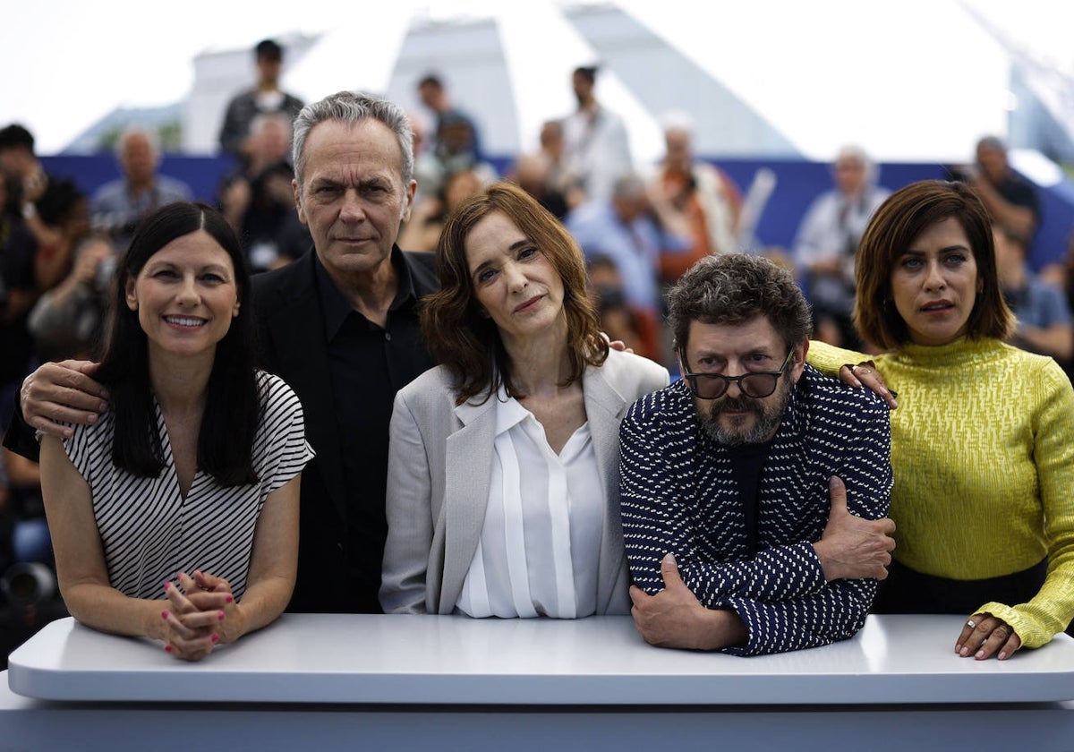 Helena Miquel, Jose Coronado, Ana Torrent, Manolo Solo y María Leon, protagonistas de 'Cerrar los ojos', posan sin su director.