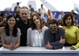 Helena Miquel, Jose Coronado, Ana Torrent, Manolo Solo y María Leon, protagonistas de 'Cerrar los ojos', posan sin su director.
