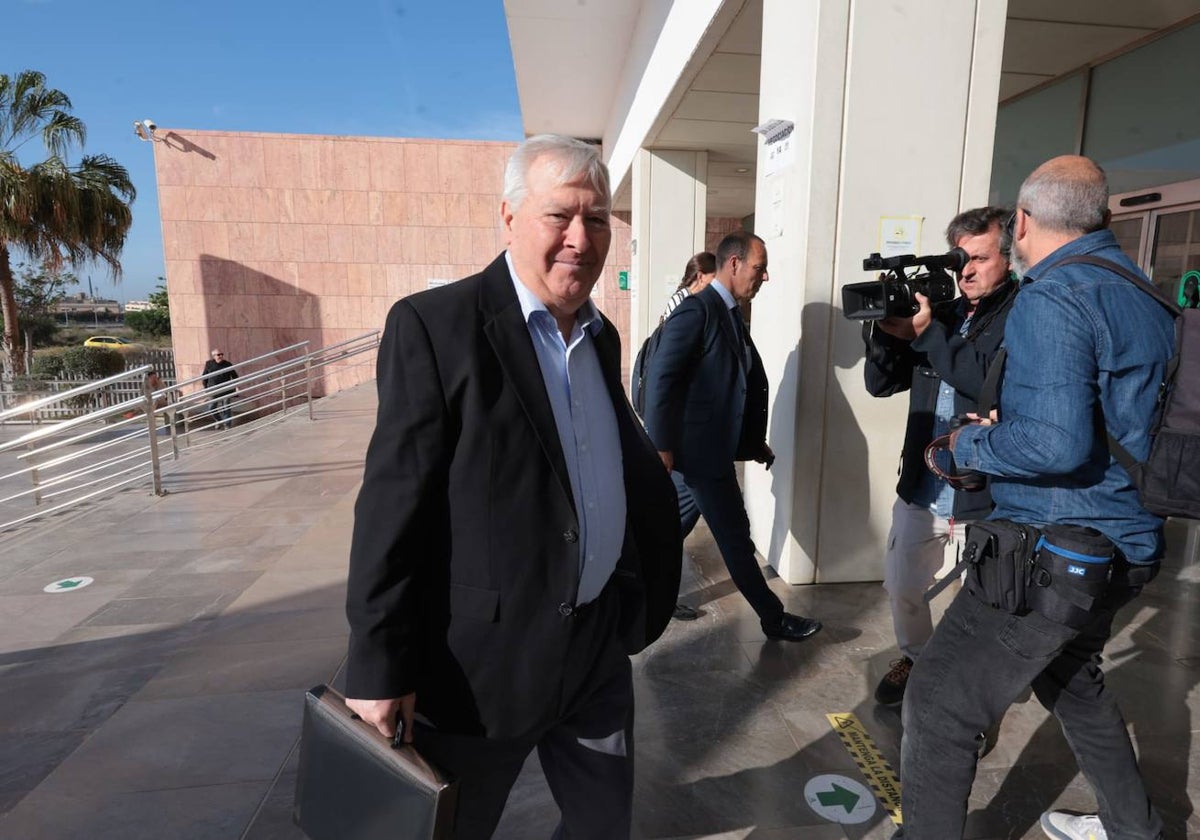 El presidente de la APA, Antonio Aguilera, a la llegada a los juzgados.