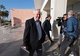 El presidente de la APA, Antonio Aguilera, a la llegada a los juzgados.
