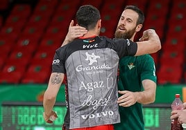 Pablo Almazán saluda a Pere Tomás antes del Betis-Granada.