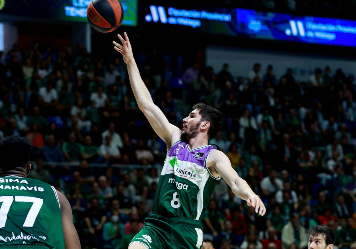 Brizuela lanza a canasta con la mano derecha durante el partido contra el Tenerife.