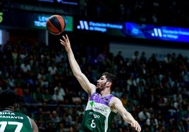 Brizuela lanza a canasta con la mano derecha durante el partido contra el Tenerife.