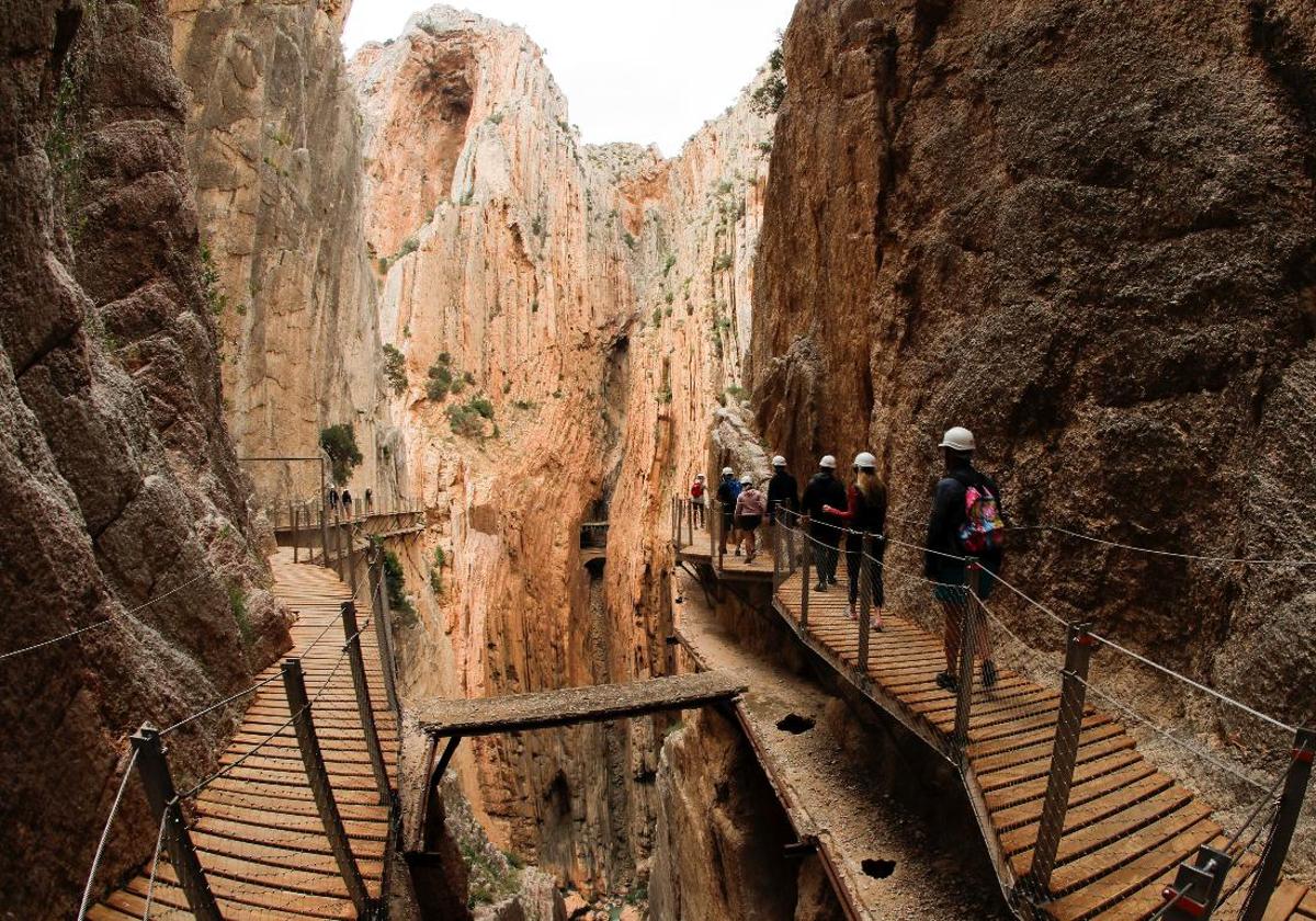 Destacados expertos nacionales estudiarán los desprendimientos de rocas en el Caminito del Rey