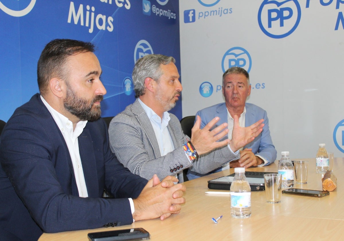 Mario Cortés, Juan Bravo y Ángel Nozal, durante el encuentro celebrado en Mijas.