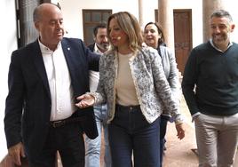 Manuel Barón y Patricia Navarro, entrando al acto de este lunes 22 por la tarde en Antequera, con José Ramón Carmona, Ana Corredera y Juan Rosas