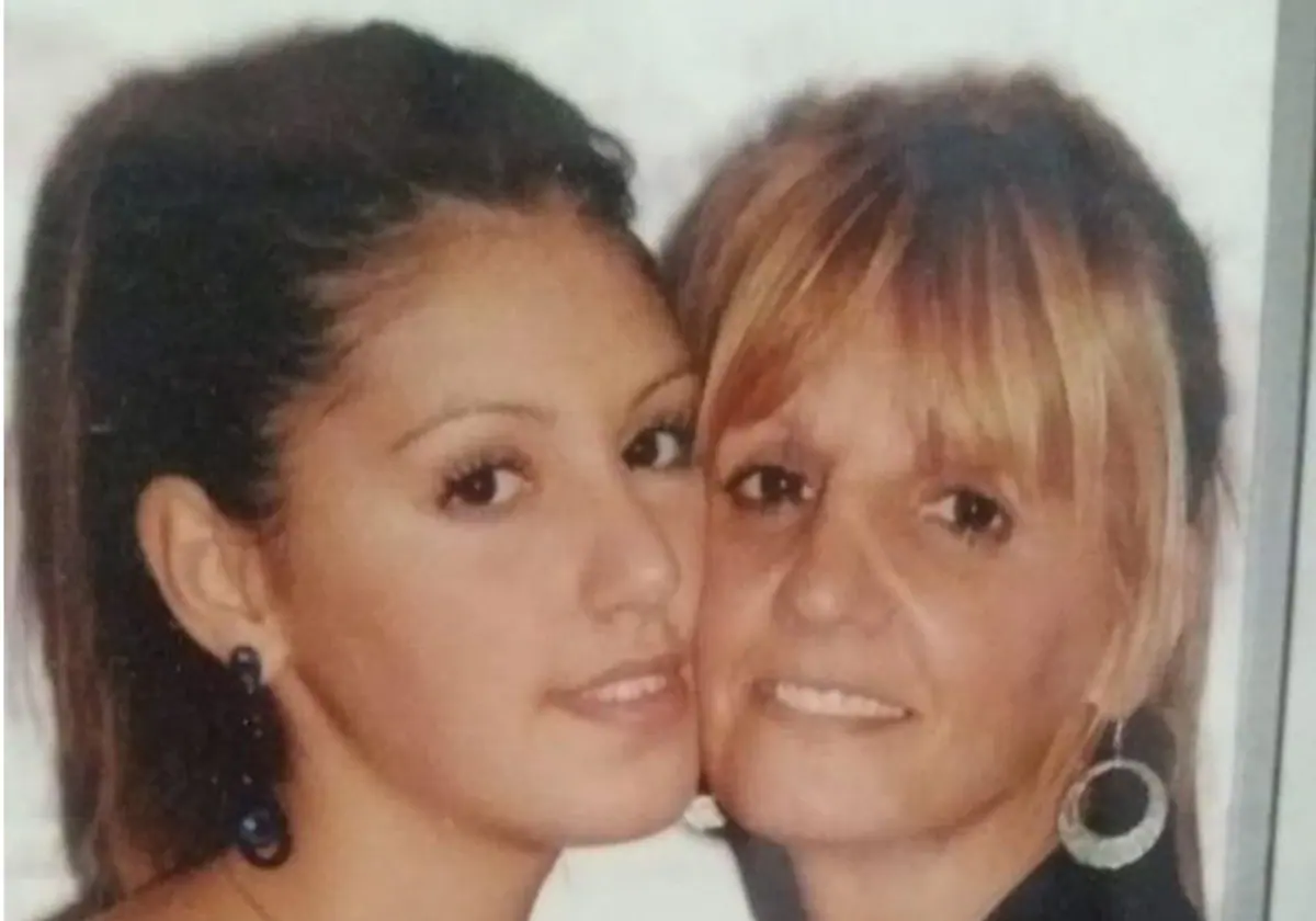 Sibora Gagani, junto a su madre.