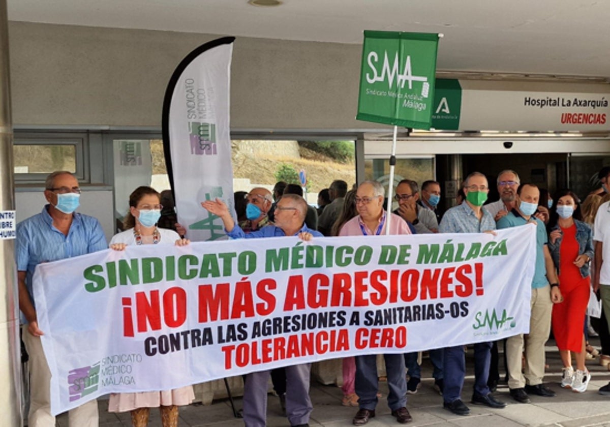 Imagen de una concentración en contra de las agresiones a sanitarios en el Hospital de la Axarquía el pasado octubre.