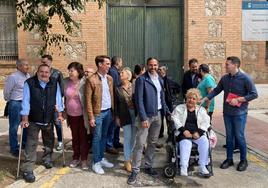 Dani Pérez, junto a candidatos socialistas y vecinos de Cruz de Humilladero, delante de la antigua prisión provincial.