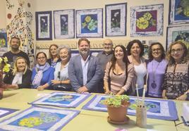 Los alumnos y monitoras, con Ruiz.