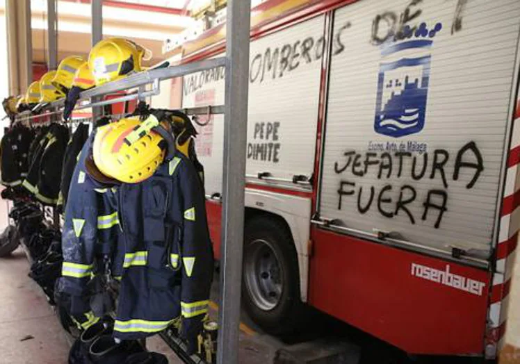 Alguna de las pintadas en los camiones de bomberos de Málaga.
