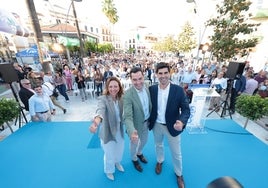 Patricia Navarro, Juanma Moreno y Francisco Santos, este miércoles en Coín.