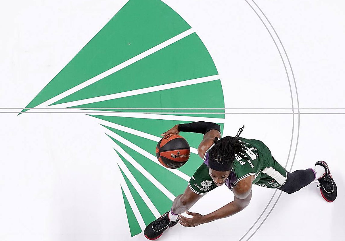 Perry cruza el centro del campo en el Carpena durante un partido de esta temporada.