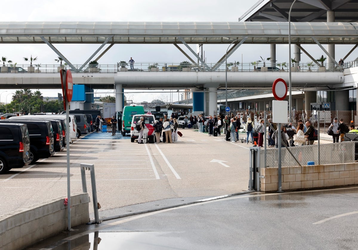 Acceso a la nueva zona de aparcamientos para la recogida de viajeros.