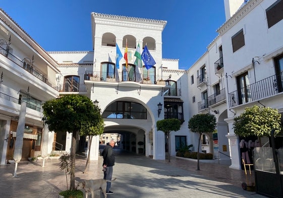 Fachada principal del Ayuntamiento de Nerja en la céntrica calle Carmen.