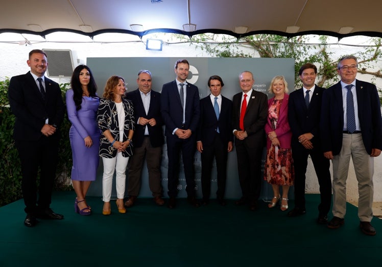 Aznar con representantes del PP y del Círculo Empresarial de Málaga, este mediodía.