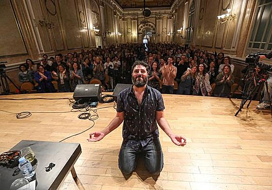 El malagueño se mostró tan entregado al público que interpretó más canciones de las previstas en la Sala Unicaja de Conciertos María Cristina.