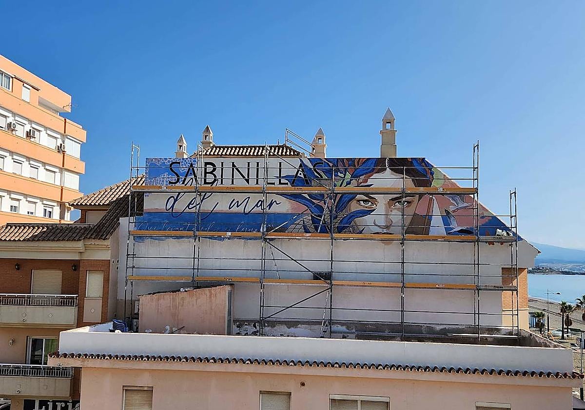 El nuevo mural en Sabinillas avanza a buen ritmo