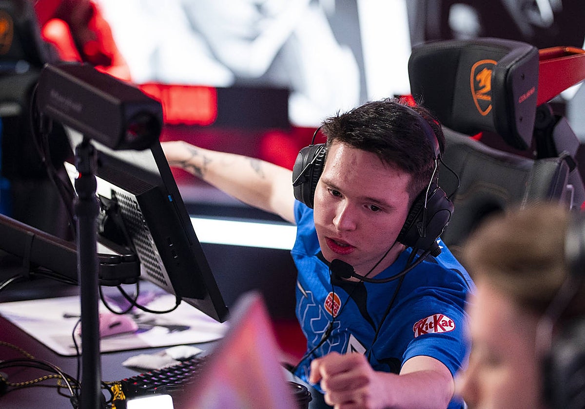 Cloud, apoyando a uno de sus compañeros ayer, durante el último encuentro de Giants en la VCT.