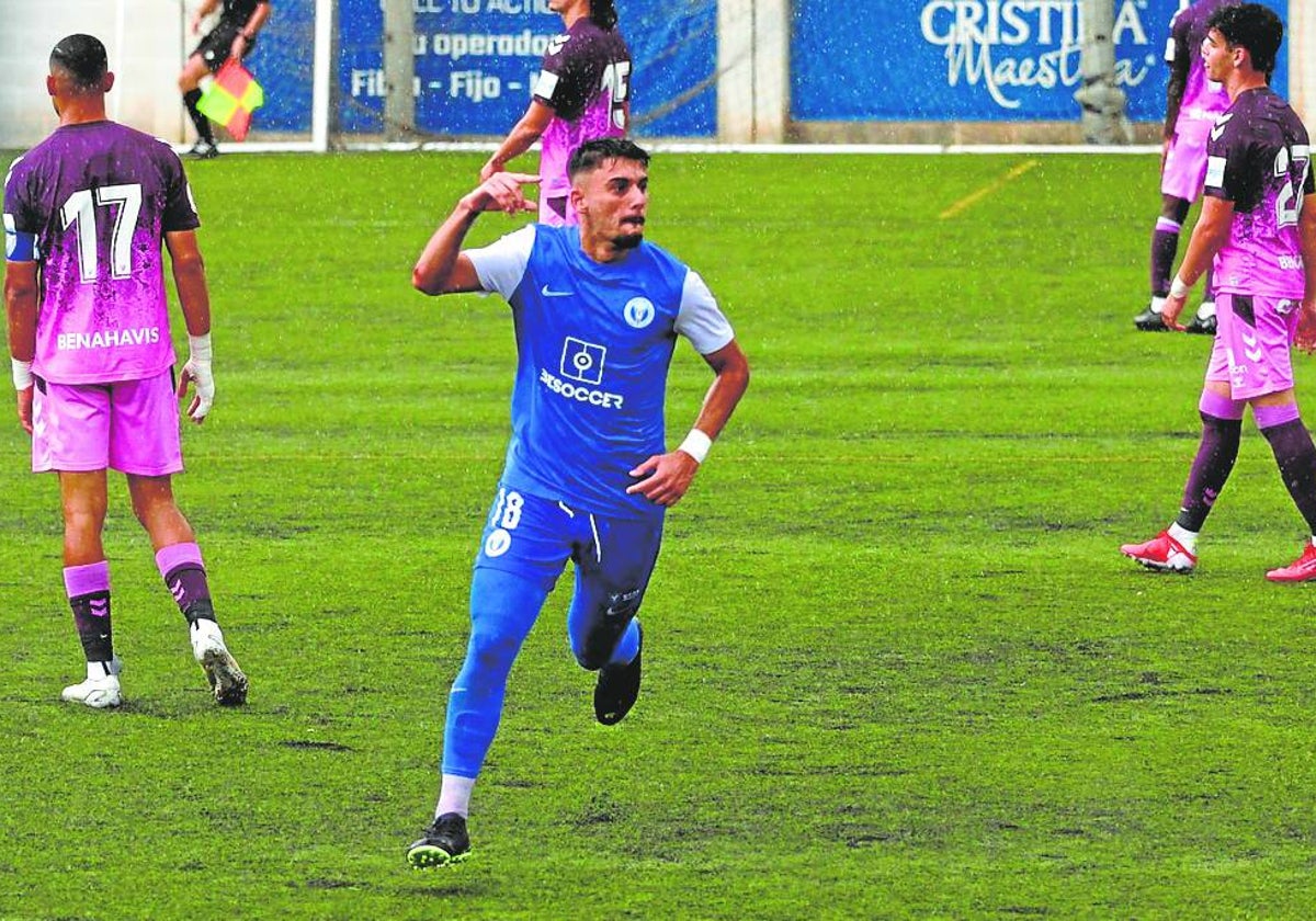 Acosta celebra el gol del pase de El Palo a la eliminatoria final por el ascenso a Segunda RFEF.