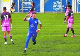 Acosta celebra el gol del pase de El Palo a la eliminatoria final por el ascenso a Segunda RFEF.