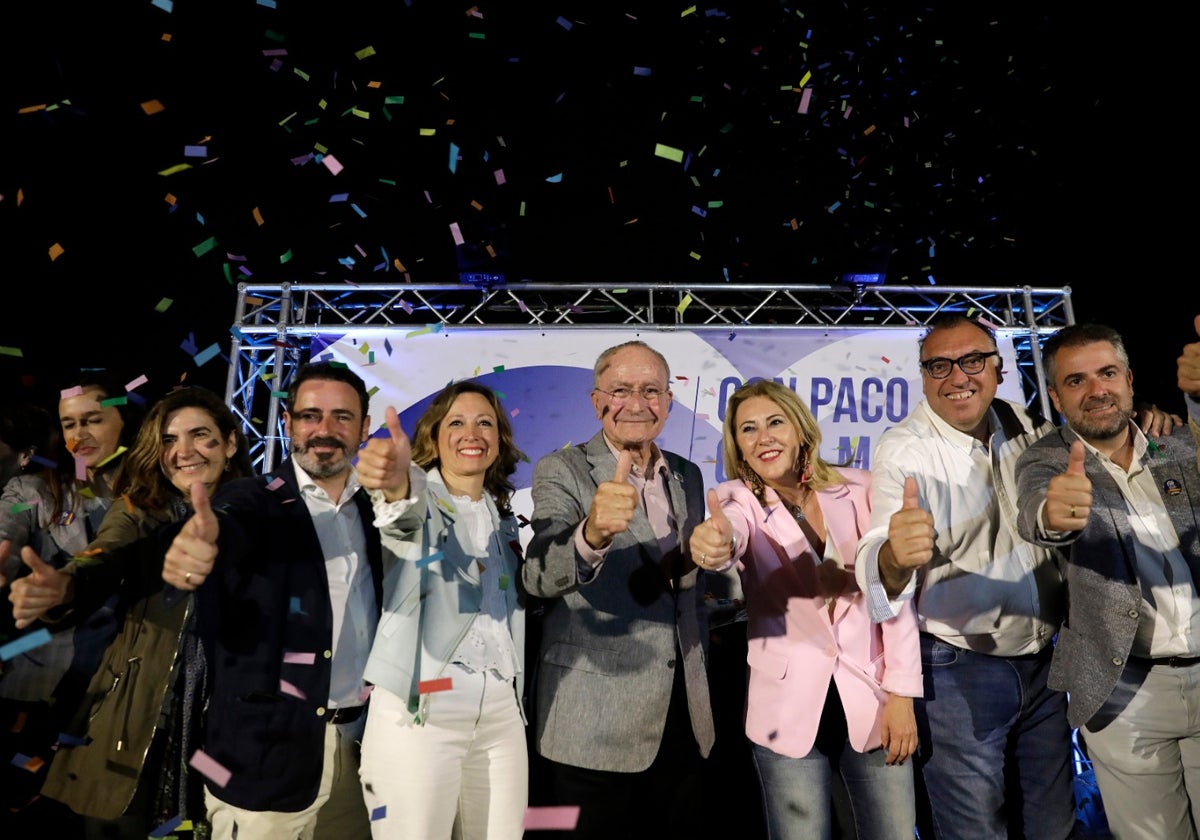 De la Torre y Navarro junto a miembros de la lista, consejeros de la Junta y miembros del PP.