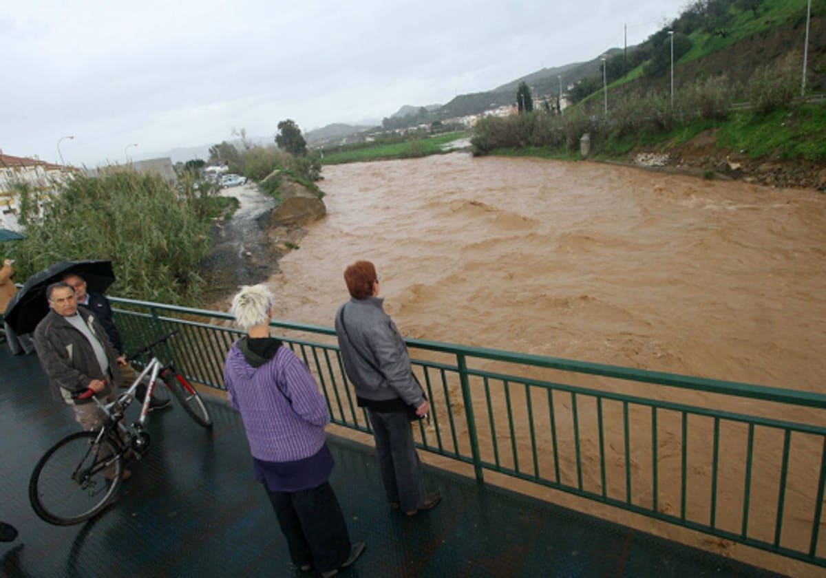 Imagen del río Campanillas durante un día de fuertes lluvias.
