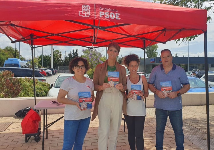 La candidata del PSOE, Emma Molina, en su visita a Isabe con parte de su equipo.