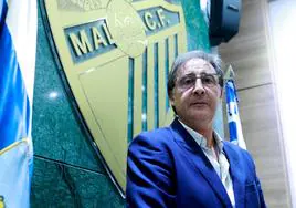 El nuevo director deportivo del Málaga, Loren Juarros, posa en su presentación en la sala de prensa de La Rosaleda.