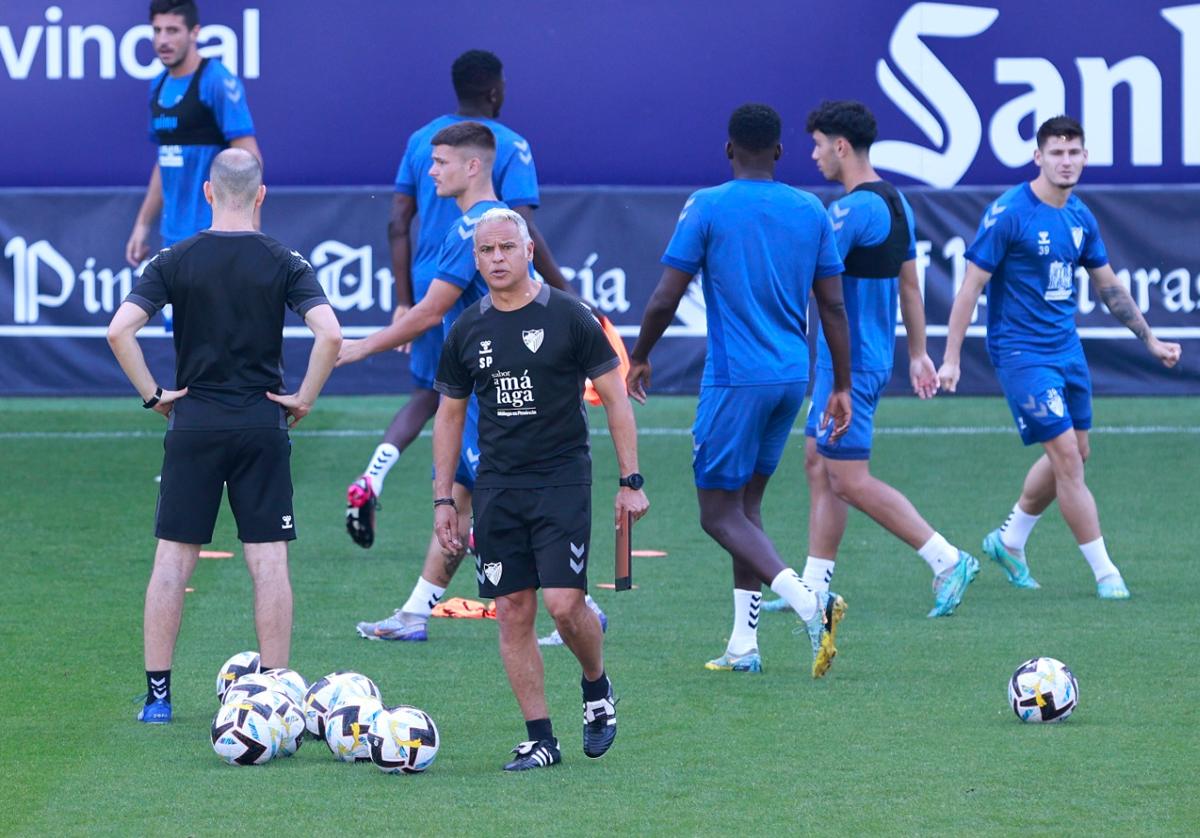 Sergio Pellicer dirige un entrenamiento del Málaga ante del partido contra el Ibiza.