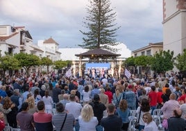 La Plaza del Reloj se llenó en el mitin de cierre de campaña del PP en Estepona.