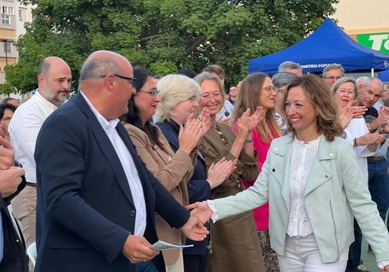 La presidenta del PP malagueño, Patricia Navarro, con el candidato en Vélez-Málaga, Jesús Lupiáñez, este viernes.