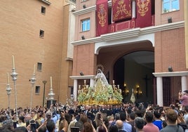 La Virgen del Rocío, durante su salida de la casa hermandad.