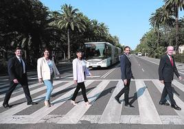 Alcázar, Losada, Morillas, Pérez y De la Torre cruzando el paseo el Parque.