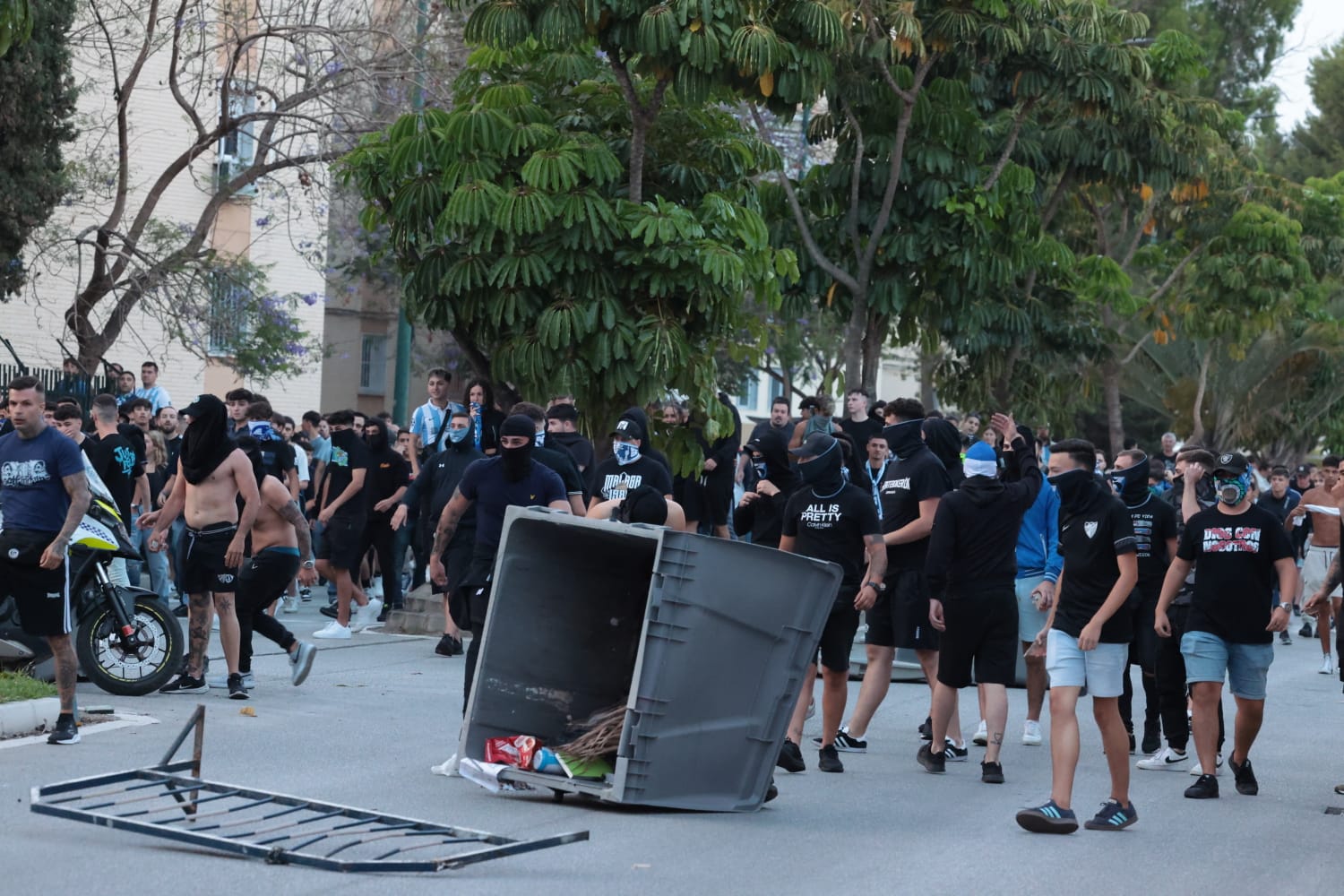 Protestas y cargas policiales en La Rosaleda tras el partido