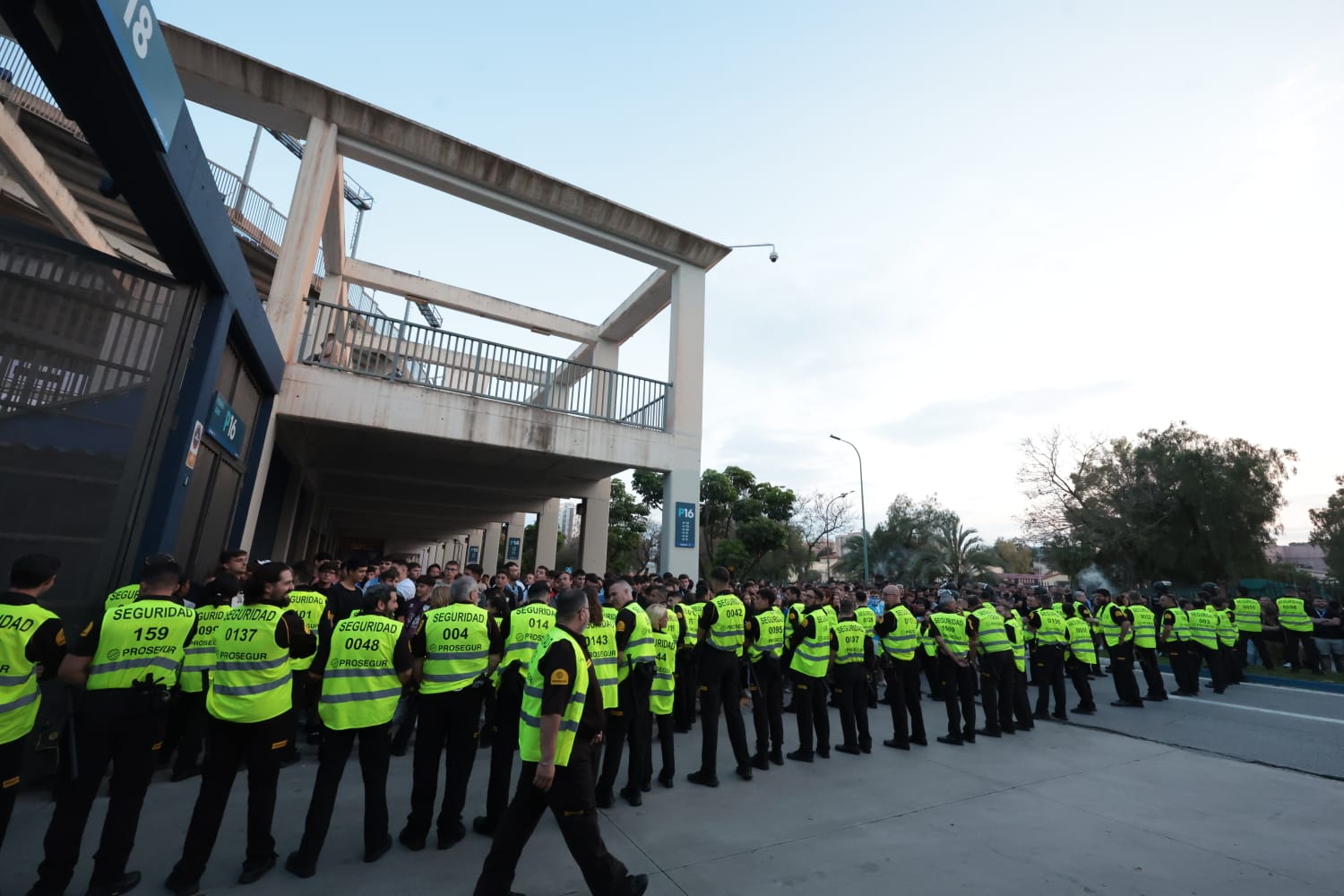 Protestas y cargas policiales en La Rosaleda tras el partido