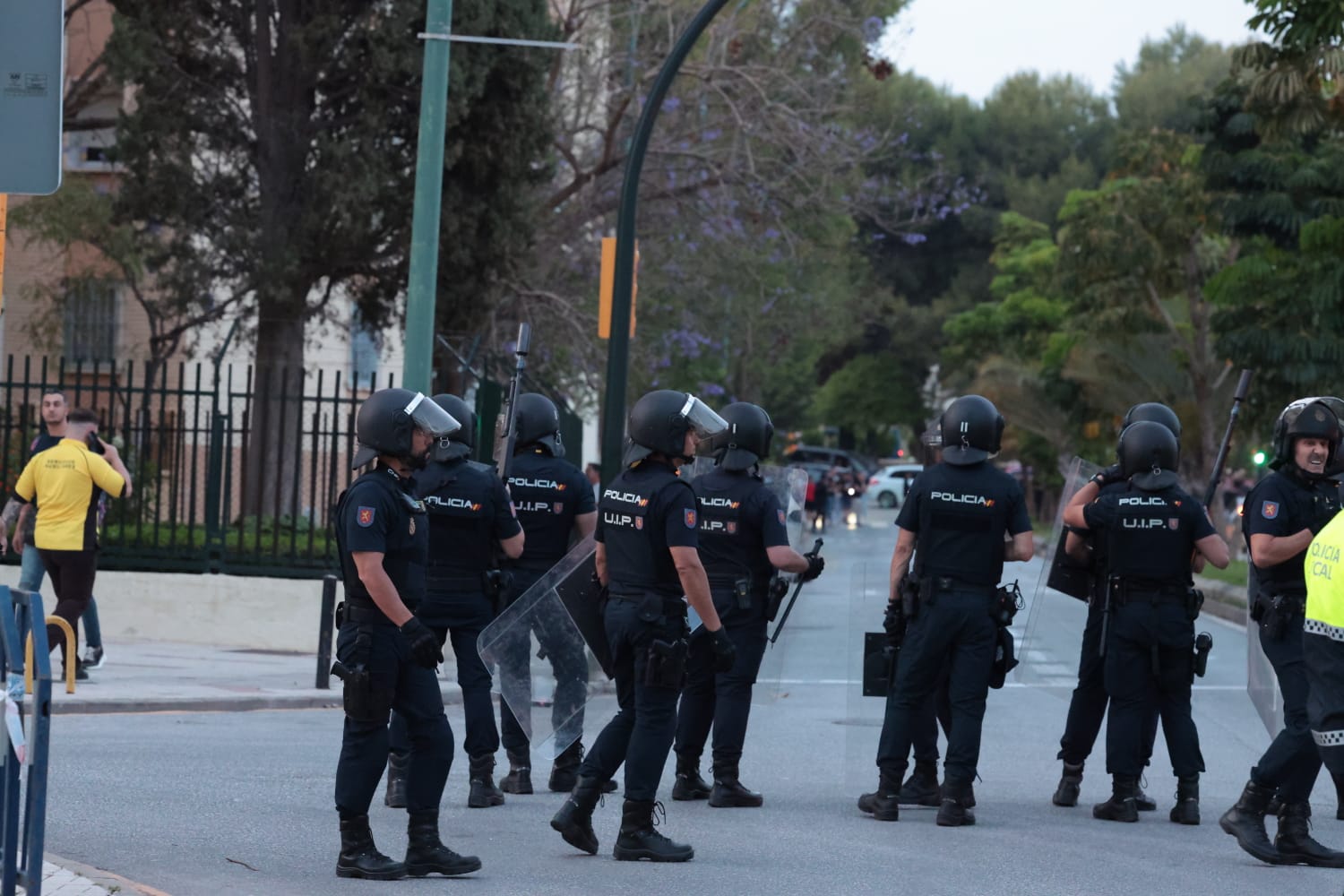 Protestas y cargas policiales en La Rosaleda tras el partido