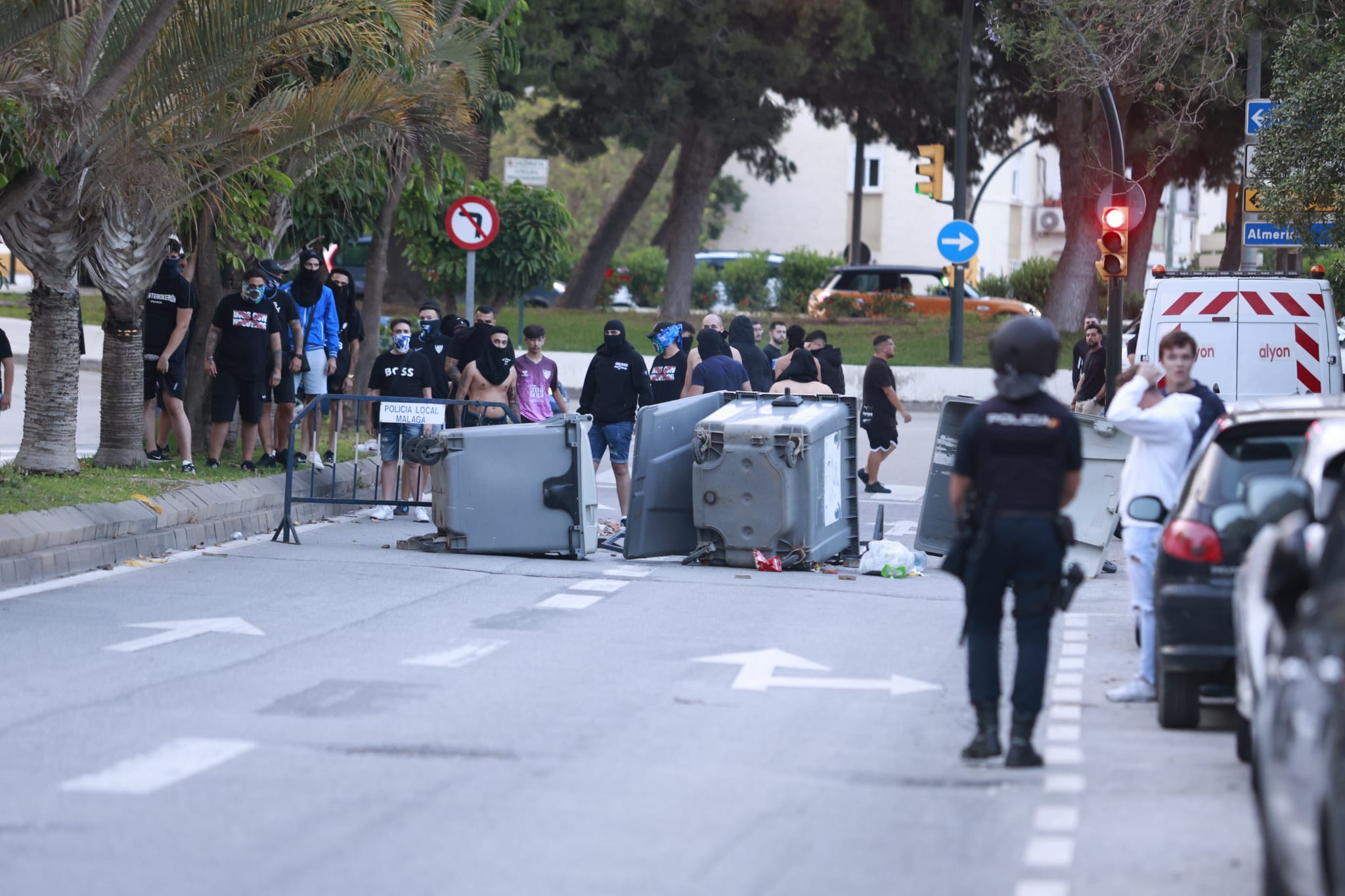 Protestas y cargas policiales en La Rosaleda tras el partido