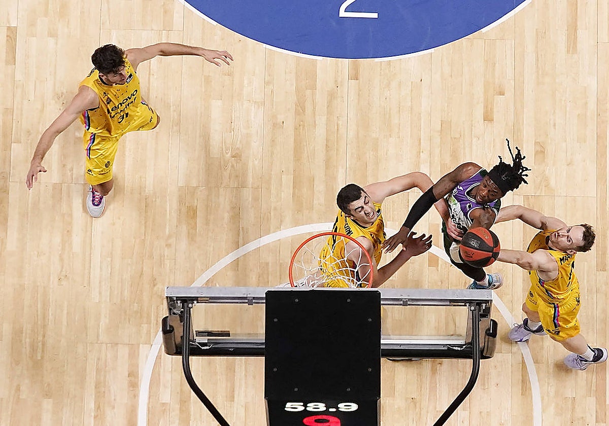 Perry coloca una bandeja ante la resistencia de Shermadini y Huertas el domingo pasado.