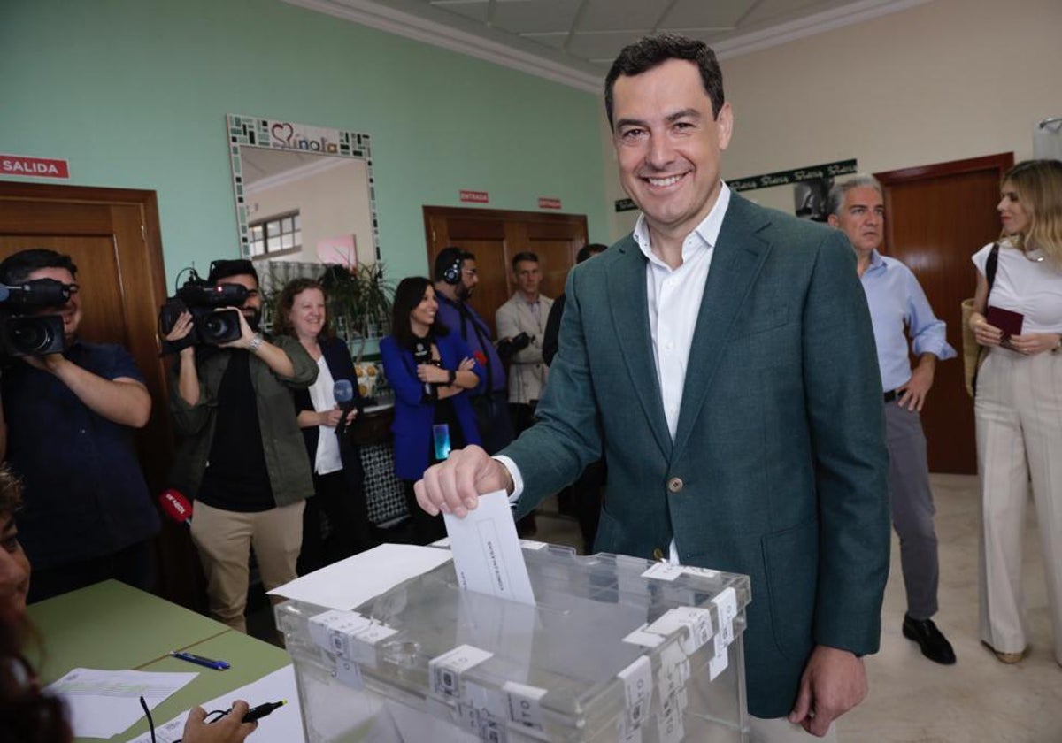 Juanma Moreno, este domingo, ejerciendo su derecho a voto, en Málaga.